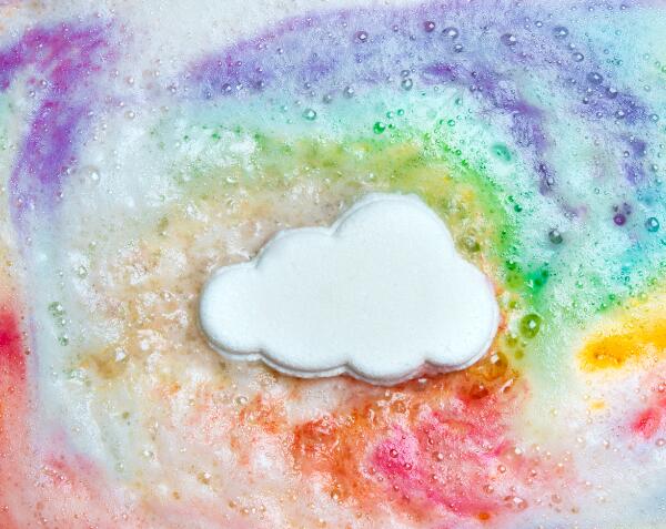 Die Leistung der magischen Regenbogenbombe, die ins Wasser geworfen wird